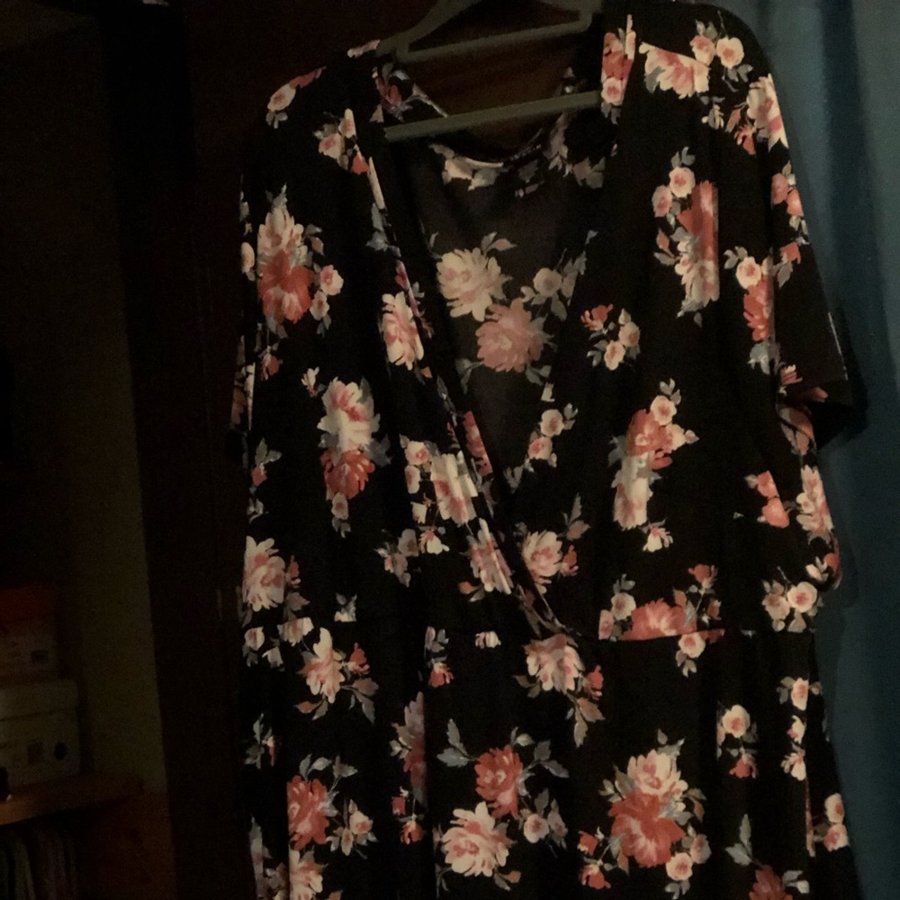 Torrid - Floral top - Size 6
